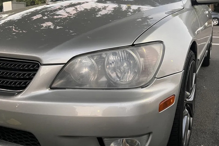 Lexus IS300 headlight before ANHEM restoration